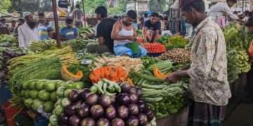 বাজারে উত্তাপ, মানুষ দিশাহারা