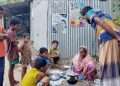 পিঠা বিক্রি করে চলে