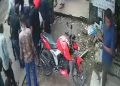 ফুটপাতে হাঁটছিলেন তরুণী, স্ল্যাবে পাদিতেই পড়ে গেলেন নালায়