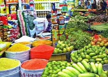 সবজি কিনতেই হিমশিম