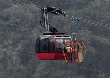 ঝুলন্ত ক্যাবল কার থেকে দুই শিশুকে উদ্ধার করলো পাকিস্তান সেনাবাহিনী