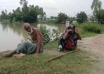 বয়োবৃদ্ধ বাবা-মাকে যমুনার চরে রেখে যায় ৫ ছেলে