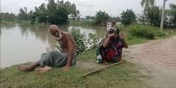 বয়োবৃদ্ধ বাবা-মাকে যমুনার চরে রেখে যায় ৫ ছেলে