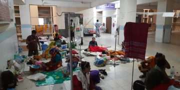 রোগীর চাপে স্বাভাবিক চলাচলের উপায় নেই