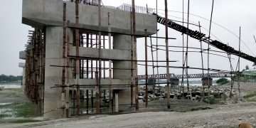 পাঁচ বছরেও শেষ হয়নি দুধকুমার নদের ওপর সেতু নির্মাণ