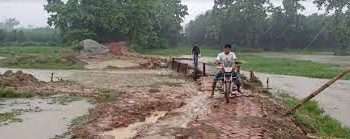 ব্রিজের কাজ ফেলে ঠিকাদার উধাও