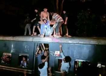গাছের ধাক্কায় শাটল ট্রেনের ছাদে থাকা ১৫ শিক্ষার্থী আহত