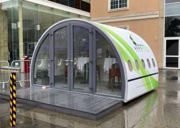 বাতিল প্লেন দিয়ে চমৎকার ঘরবাড়ি