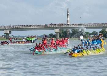 বইঠার ছলাৎ ছলাৎ শব্দ, সঙ্গে ‘হেইও রে, হেইও’