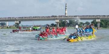 বইঠার ছলাৎ ছলাৎ শব্দ, সঙ্গে ‘হেইও রে, হেইও’