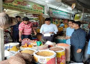 বেশি দামে পণ্য বিক্রি দুই দোকানিকে জরিমানা