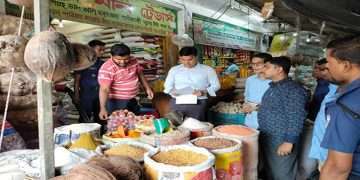 বেশি দামে পণ্য বিক্রি দুই দোকানিকে জরিমানা
