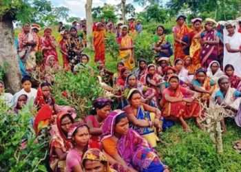 বকেয়া বেতনের দাবিতে চা শ্রমিকদের বিক্ষোভ