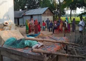 কেন্দুয়ায় ঋণের জন্য ঘর ভেঙে নিল সুদখোর