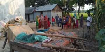 কেন্দুয়ায় ঋণের জন্য ঘর ভেঙে নিল সুদখোর