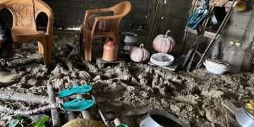 পানি কমছে, দুর্ভোগ বাড়ছে