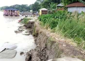 হরিরামপুরে পদ্মার ভাঙনে দুইশো বছরের পুরোনো বাজার অস্তিত্বহীন