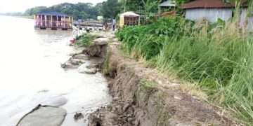 হরিরামপুরে পদ্মার ভাঙনে দুইশো বছরের পুরোনো বাজার অস্তিত্বহীন