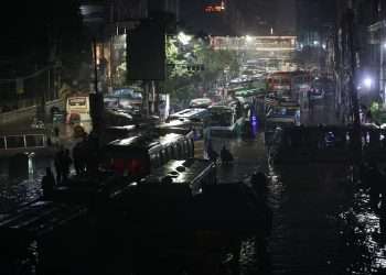 পানিতে তলিয়ে থাকা ঢাকার বিভিন্ন সড়কে মধ্যরাতেও আটকে ছিল শত শত গাড়ি