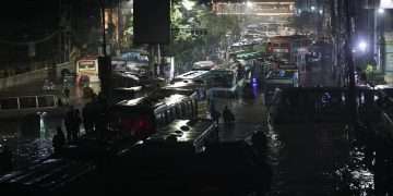 পানিতে তলিয়ে থাকা ঢাকার বিভিন্ন সড়কে মধ্যরাতেও আটকে ছিল শত শত গাড়ি