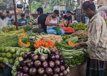 বাজারে উত্তাপ, মানুষ দিশাহারা