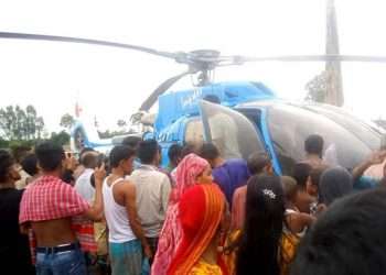 হঠাৎ গ্রামের ইটভাটায় হেলিকপ্টার অবতরণ