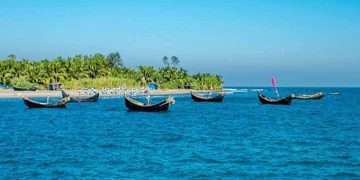 সেন্ট মার্টিনে আটকে পড়া পর্যটকেরা