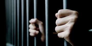 নিষেধাজ্ঞা অমান্য করে ইলিশ শিকার