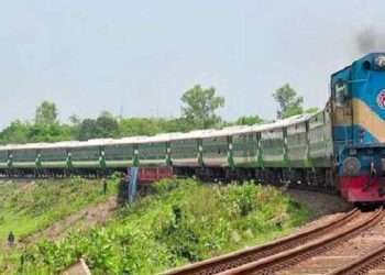 যে কারণে ট্রেনচালককে পেটাল কিশোররা