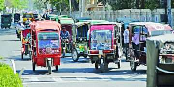 ইজিবাইক ও রিকশাভ্যানের বেপরোয়া