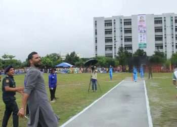 মাশরাফির সঙ্গে ক্রিকেট খেলায় মেতে উঠলেন কারাবন্দীরা