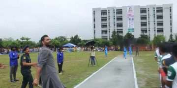 মাশরাফির সঙ্গে ক্রিকেট খেলায় মেতে উঠলেন কারাবন্দীরা