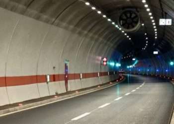 টানেল দেখতে ছুটে আসছে মানুষ