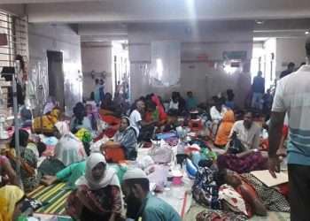 সিঁড়ি-লিফটের সামনে ডেঙ্গু রোগীর গাদাগাদি