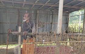 নিজের কবর প্রস্তুত করে মৃত্যুর প্রহর গুনছেন শতবর্ষী বৃদ্ধ