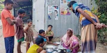 পিঠা বিক্রি করে চলে