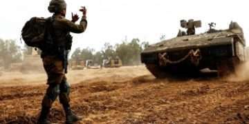 হামাসের হামলায় সামরিক যান রেখে পালিয়েছে ইসরাইলি সেনারা