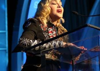 মঞ্চে কাঁদলেন পপ তারকা ম্যাডোনা