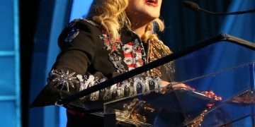 মঞ্চে কাঁদলেন পপ তারকা ম্যাডোনা