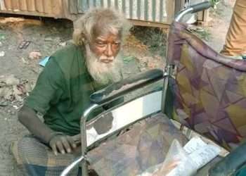 ছেলেদের অপেক্ষায় মহাসড়কে পড়ে আছেন বৃদ্ধ