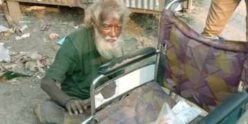 ছেলেদের অপেক্ষায় মহাসড়কে পড়ে আছেন বৃদ্ধ