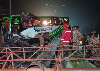 নিয়ন্ত্রণ হারিয়ে বিলবোর্ডে বাসের ধাক্কা