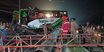 নিয়ন্ত্রণ হারিয়ে বিলবোর্ডে বাসের ধাক্কা