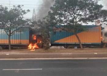 গাজীপুরে দুই কাভার্ডভ্যানে আগুন