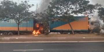 গাজীপুরে দুই কাভার্ডভ্যানে আগুন