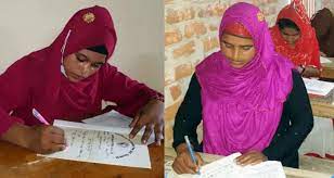 মেয়ের সঙ্গে পরীক্ষা দিচ্ছেন মা