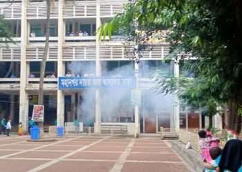 মহানগর দায়রা জজ আদালতের সামনে ককটেল