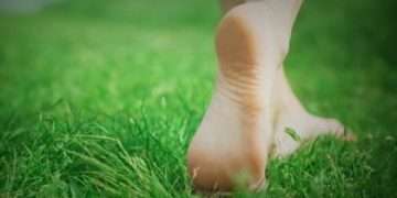 খালি পায়ে ঘাসে হাঁটার উপকারিতা