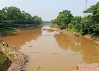 ফেনী নদীতে বিষ প্রয়োগে মাছ শিকার