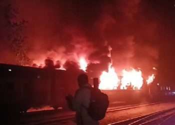 জামালপুরে ট্রেনের তিনটি বগিতে আগুন